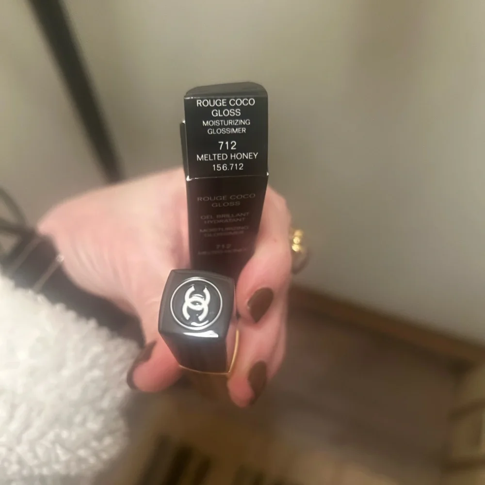 New In Box Chanel Rouge Coco Gloss - Melted Honey - Picture 4 of 5